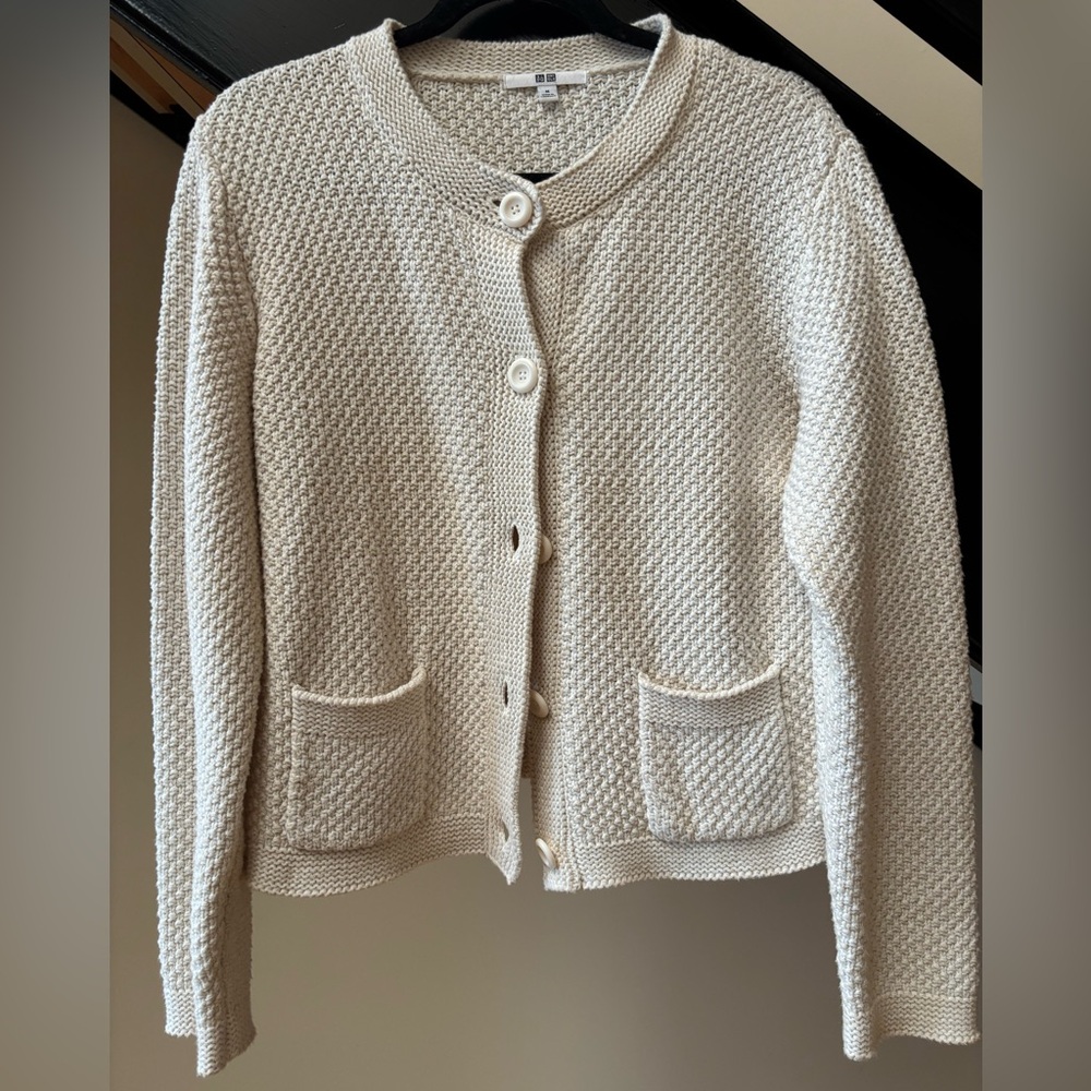 Women’s Beige Cropped Cardigan Sweater. Scoop Neck, Front pockets, NearNew SizeM